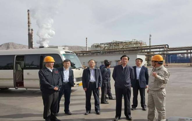 (图右三张力书记 ,左三宋亮书记 ,右二刘春书记,左一马文义董事长,右一夏毅董事长 )夏毅董事长向调研组介绍宝化万辰的具体情况(2016年5月6日)
