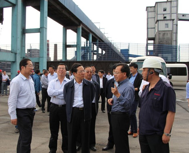 (上图左三 常军政副主席 左二 王军朴厅长 右二 贾庆东局长 左一 马文利书记 右一 马文华副总 )图为市环保局局长贾庆东现场汇报工作(2016年5月10日)