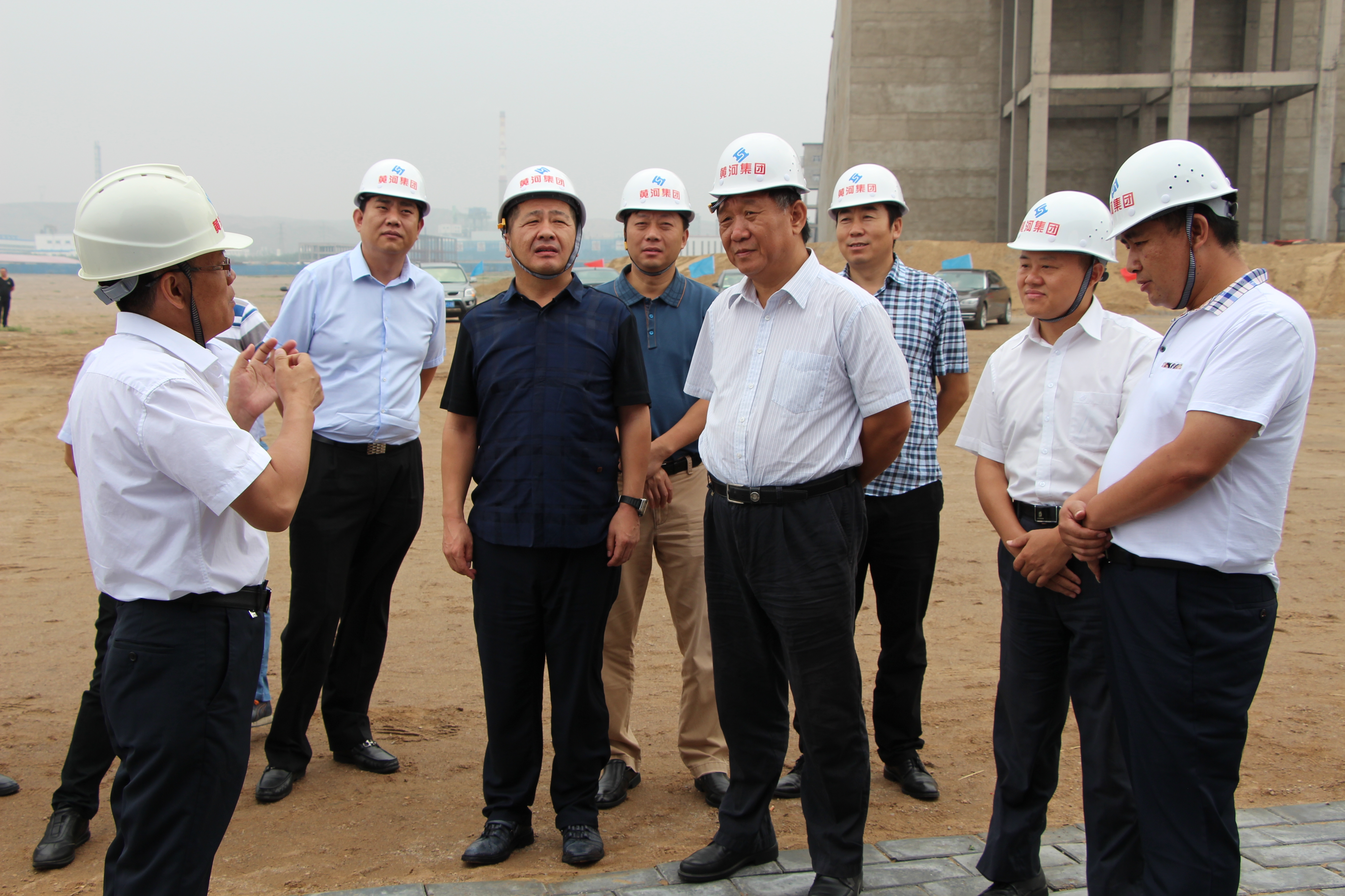 8月22日,中国钢研集团副总经理李波一行亲临内蒙古安泰万河清洁能源有限公司30万吨年煤焦油加氢改质项目建设基地进行考察
