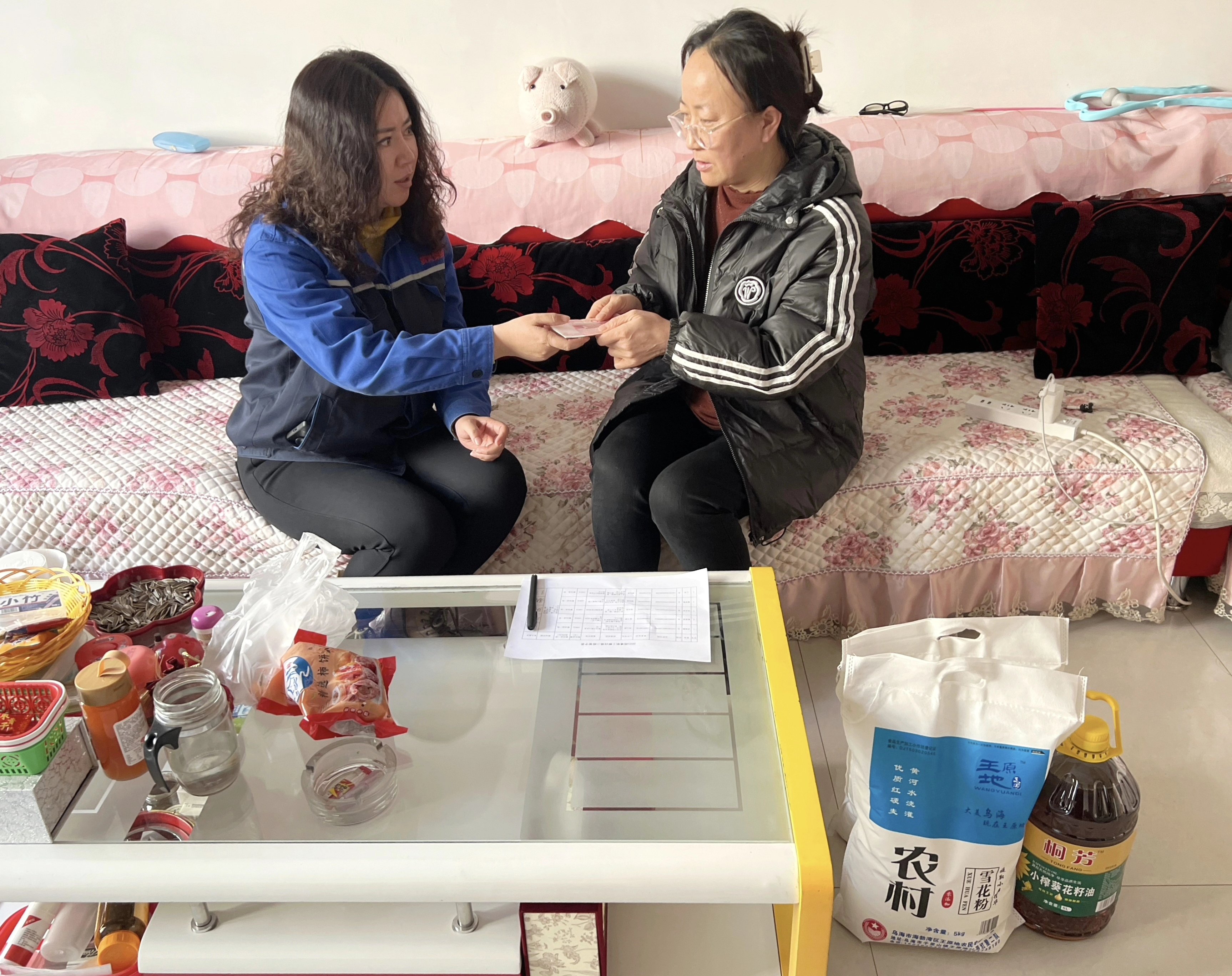 集团工会主席高海英代表集团为困难户员工发放慰问津贴